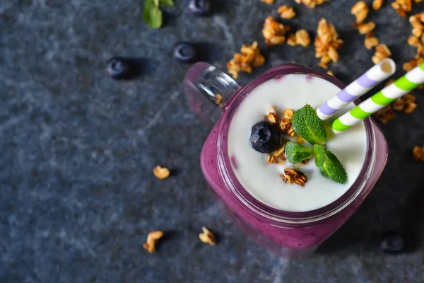 Bebida de desintoxicación - batido de bayas con yogur, granola y miel —  Fotos de Stock