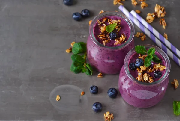 Berry yoğurt kepekli ve yulaflı metal bir arka plan üzerinde