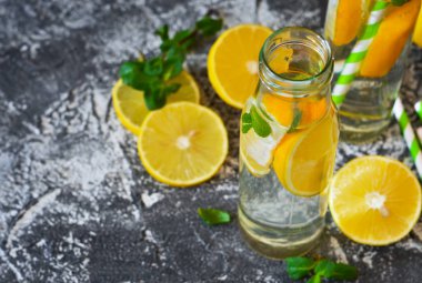Yaz iç - bir beton zemin üzerine nane ile soğuk limonata