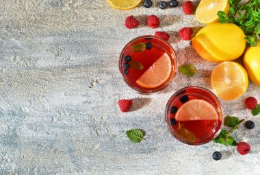 Soğuk berry içki limon ve nane bir beton zemin üzerine