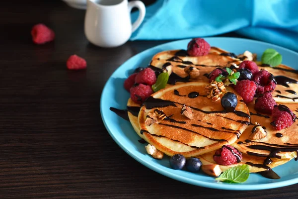 Vanilla pancakes with berries and chocolate sauce — Stock Photo, Image