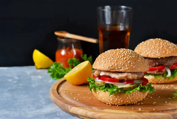 Hamburguesa casera grande con carne, tomate y salsa . — Foto de Stock