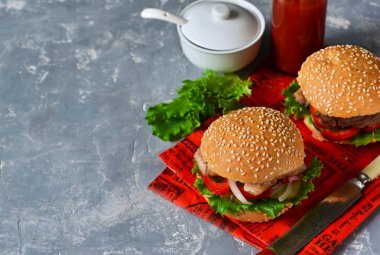 Sığır eti, domates ve marul ile ev yapımı hamburger.