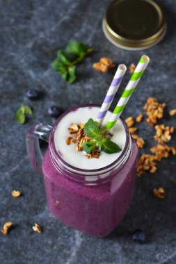 Detoks içecek - yoğurt, granola ve bal ile berry güler yüzlü.