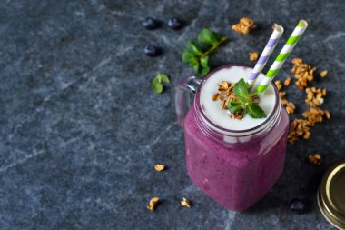 Detoks içecek - yoğurt, granola ve bal ile berry güler yüzlü.