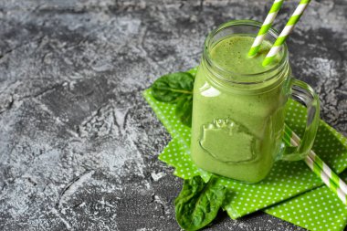 Detoks içecek - yeşil smoothie ıspanak, apple ve yoğurt ile .