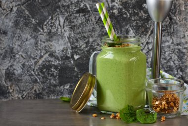 Detoks içecek - ıspanak, nane, yoğurt ile yeşil smoothie.