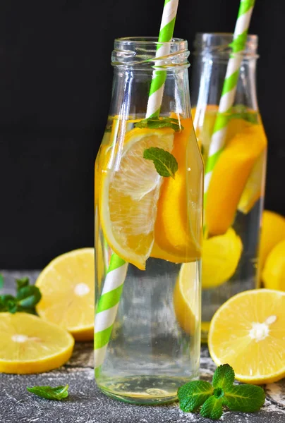 Bebida de verano - limonada fría con menta sobre un fondo de hormigón —  Fotos de Stock