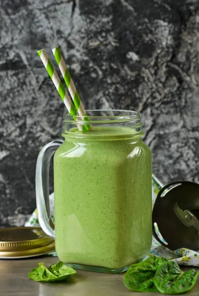 Detoks içecek - yeşil smoothie ıspanak, apple ve yoğurt ile .