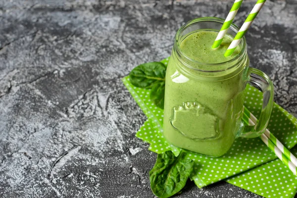 Detoks içecek - yeşil smoothie ıspanak, apple ve yoğurt ile .