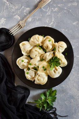 Ev yapımı mantı gri bir arka plan üzerine etli dolma
