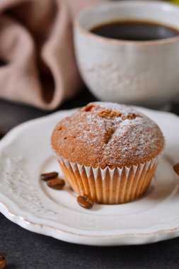 Kahvaltı için taze kahve vanilyalı kek .