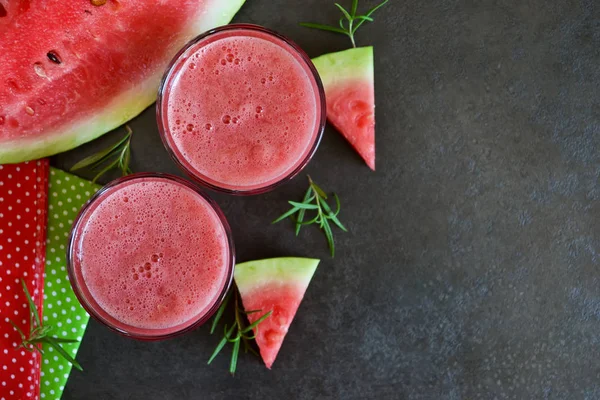 Bebida fresca de verano, jugo de sandía sobre un fondo negro — Foto de Stock