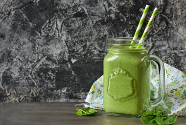 Detoks içecek - yeşil smoothie ıspanak, apple ve yoğurt ile .