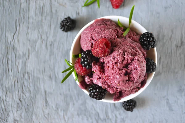 El postre veraniego frío - la ración de helado del yogurt y las bayas —  Fotos de Stock