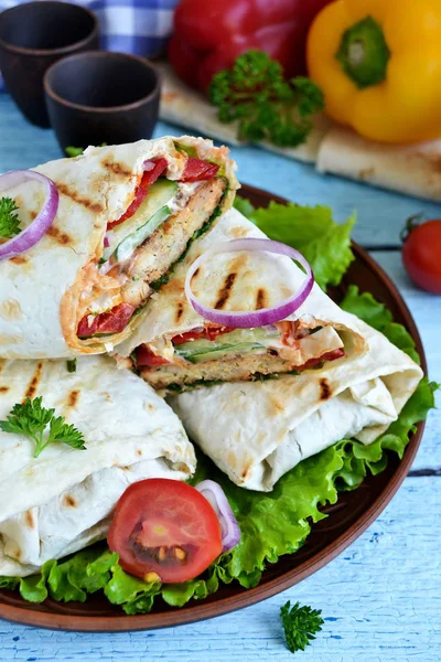 Shawarma Lavash com frango, tomate, alface e pimentão . — Fotografia de Stock