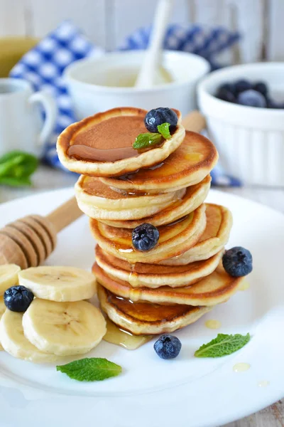 Pancakes for breakfast with honey and blueberries — Stock Photo, Image