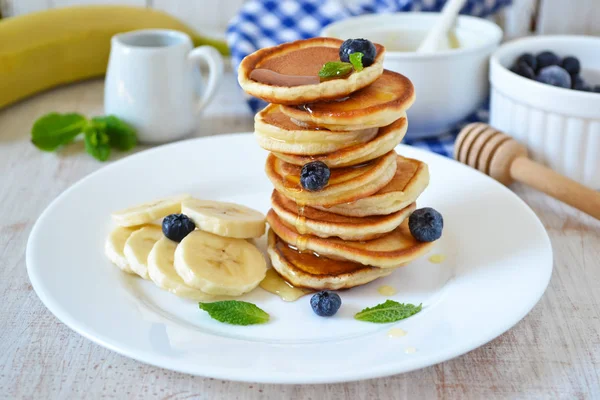 Pancakes for breakfast with honey and blueberries — Stock Photo, Image