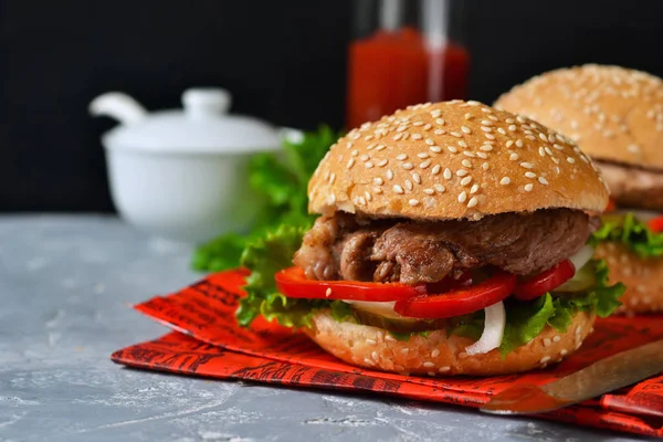 Hamburguesa casera con ternera, tomate y lechuga . — Foto de Stock