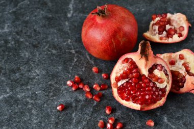 Siyah Mermer zemin üzerine sulu, taze nar