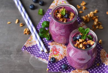 Berry yoğurt kepekli ve yulaflı metal bir arka plan üzerinde