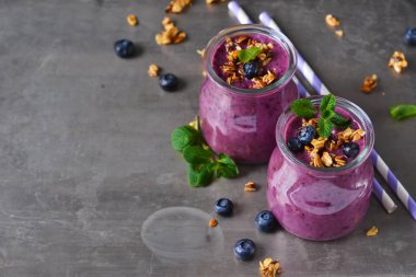 Berry yoğurt kepekli ve yulaflı metal bir arka plan üzerinde