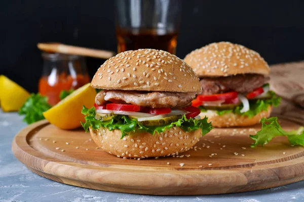 Hamburguesa casera grande con carne, tomate y salsa . — Foto de Stock