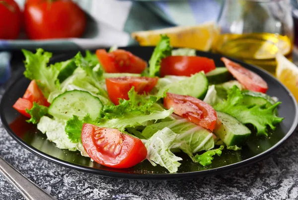 Salada de legumes com pepino, tomate e azeite . — Fotografia de Stock