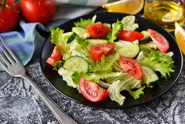 Salada de legumes com pepino, tomate e azeite . — Fotografia de Stock