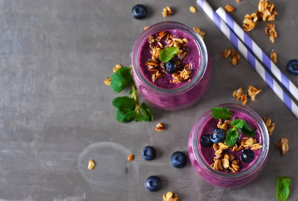 Yogur de bayas con salvado y avena sobre fondo metálico — Foto de Stock