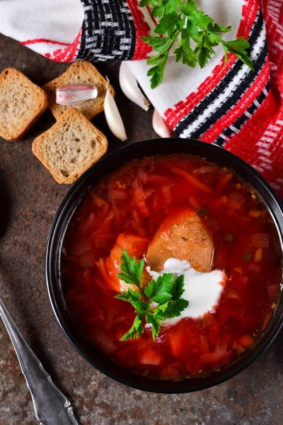 Homemade borsch with meat and sour cream on grunge background — Stock Photo, Image