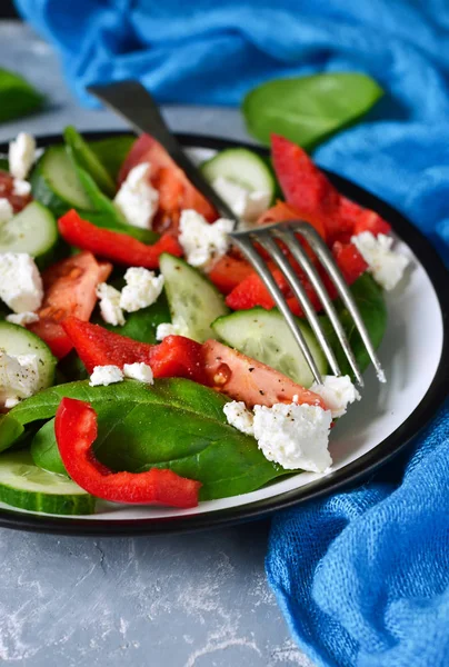 Domates, ıspanak ve biber ile sebze salatası.