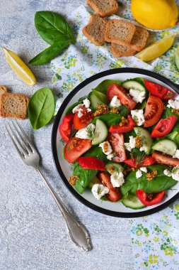 Vitamini salata domates, ıspanak ve beyaz peynir.