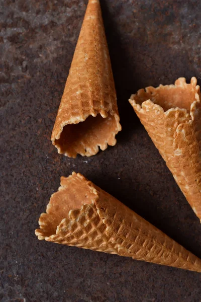 Gevrek, kırmızı külah dondurma yemeye paslı bir arka plan üzerinde