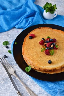 Ahududu ve yaban mersini ile ev yapımı kek.