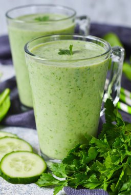 Avokado, salatalık ve ıspanak ile yeşil sebze güler yüzlü.