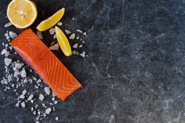 Tuzlu, marine edilmiş somon tuz ve limon ile.