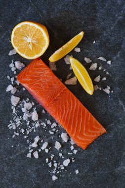 Tuzlu, marine edilmiş somon tuz ve limon ile.