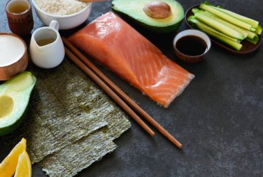 Rulo ve sushi hazırlanması için malzemeler.