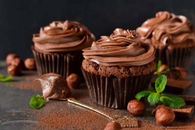 Fıstık ile çikolata cupcakes eski grunge arka plan yapıştırın
