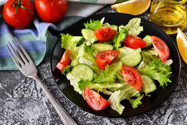 Ensalada de verduras con pepino, tomate y aceite de oliva . —  Fotos de Stock