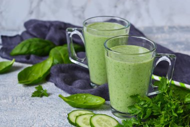 Avokado, salatalık ve ıspanak ile yeşil sebze güler yüzlü.