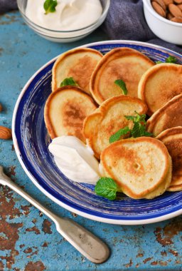 Ekşi krema ve ballı kahvaltıda ev yapımı kek