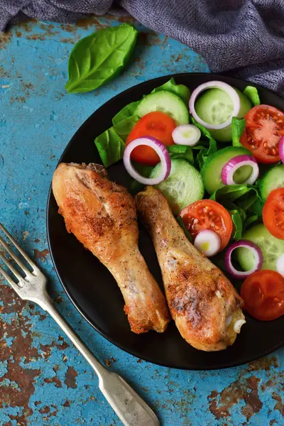 Pollo al forno con contorno di insalata vegetale sul vecchio . — Foto Stock