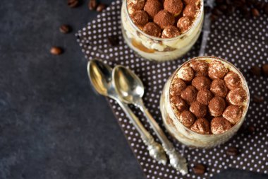Siyah bir arka plan cam kavanozda klasik tiramisu