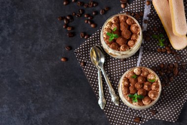 Arka plan chermon üzerinde bir cam kavanoza klasik tiramisu