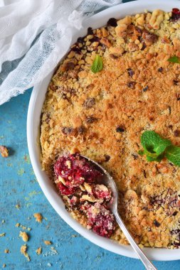 Kiraz ve badem bir eski, mavi arka plan ile harap