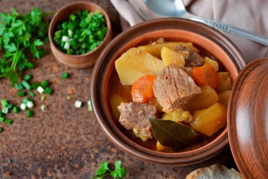 Sebze ve eski bir grunge zemin üzerine patates güveç