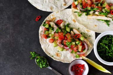 Meksika tacos doldurma ve guacamole sos ile.
