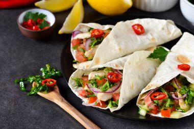 Meksika tacos doldurma ve guacamole sos ile.